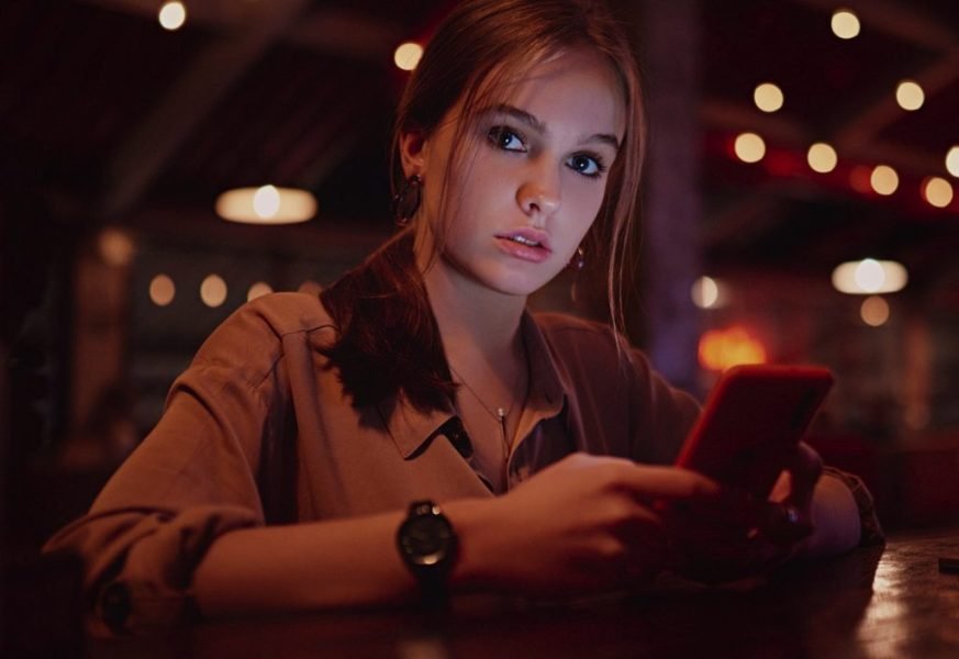 How a woman’s side glance took the internet by storm